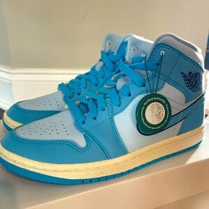 Nike Women’s Air Jordan 1 Mid SE.